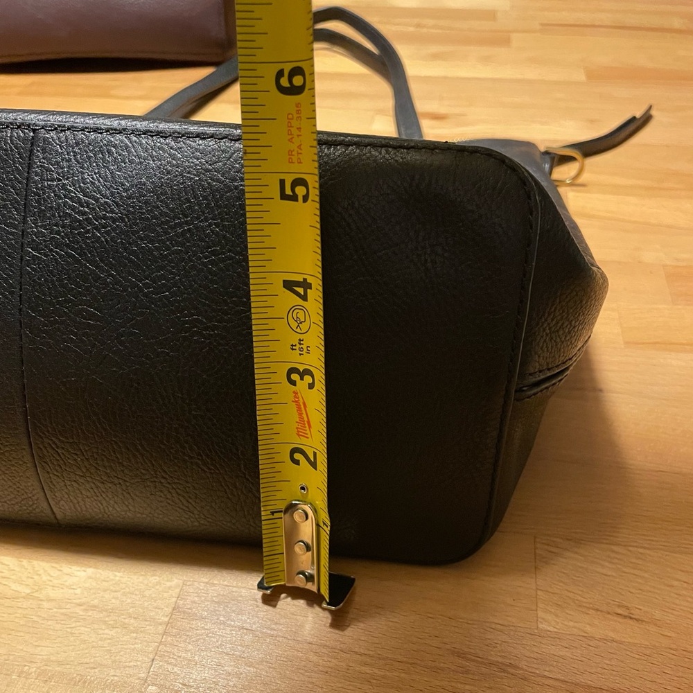 Fossil Black Shoulder Bag with Timeless Design - Picture 3 of 13